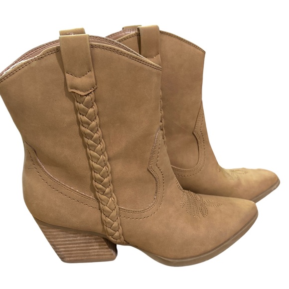 Dolce Vita Shoes - 🍁 Dolce Vita Cowgirl Tan Mid Boots with Small Heel Size 6.5